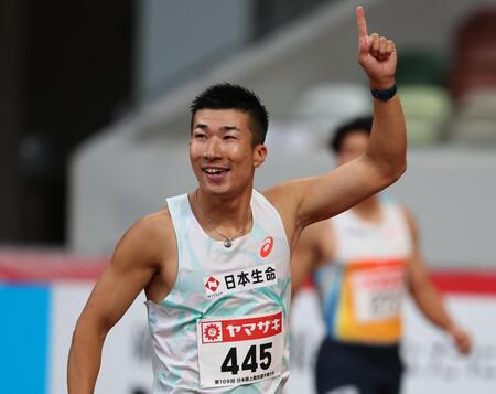 　男子１００メートルで優勝し、笑顔を見せる桐生祥秀