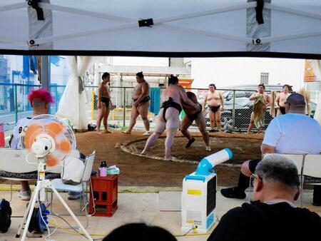 　武蔵川親方（手前右）とともに力士を見つめる小錦さん（同左）