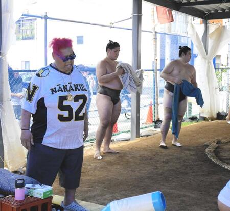 　武蔵川部屋で力士を指導した小錦さん