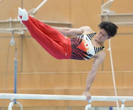 　試技会で平行棒の演技をする橋本大輝＝味の素ナショナルトレーニングセンター