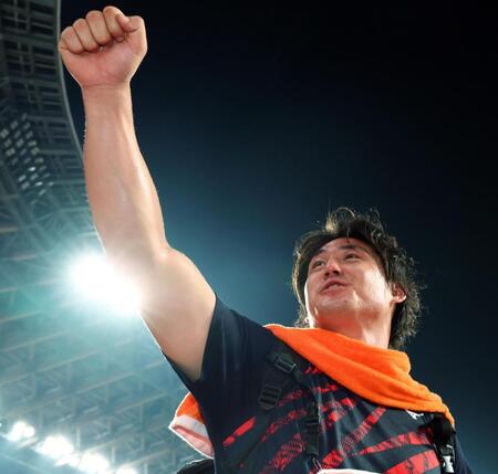 　男子やり投げで優勝し、声援に応える崎山雄太