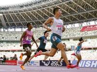 　予選７組で４着に沈むサニブラウン（左）。手前は１着の桐生祥秀