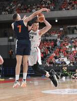 　第１Ｑ、パスを出すジョシュ・ホーキンソン（撮影・伊藤笙子）