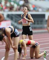 　厳しい表情でゴールするドルーリー朱瑛里（中央）