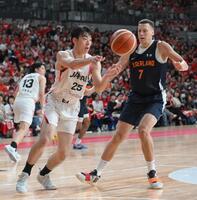 　第４Ｑ、相手のボールをカットし、パスを出す川島悠翔（撮影・伊藤笙子）