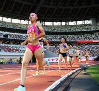 　女子８００メートル決勝で力走する久保凛（手前）