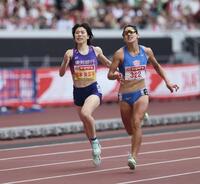 　女子４００メートル決勝で敗れたフロレス・アリエ（右）