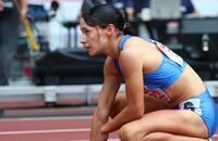 　女子４００メートルで優勝を逃し、肩を落とすフロレス・アリエ