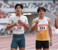 　世界選手権代表入りを決めた男子１１０メートル障害決勝の泉谷駿介（右）と野本周成（撮影・石井剣太郎）