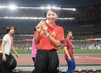 　メダルを手にする久保凛（撮影・石井剣太郎）