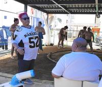 　武蔵川親方（手前）と言葉を交わす小錦さん