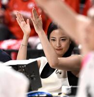 　スリーポイントシュートに喜ぶ広瀬すず（撮影・伊藤笙子）