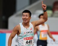 　男子１００メートルで優勝し、笑顔を見せる桐生祥秀