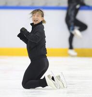 　おどけた表情を見せる坂本花織（撮影・中田匡峻）