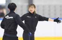 　壷井達也（手前）と笑顔で話す坂本花織（撮影・中田匡峻）