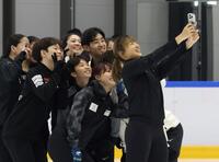 　練習を終え、チームメートと写真に納まる坂本花織（右端）＝撮影・中田匡峻