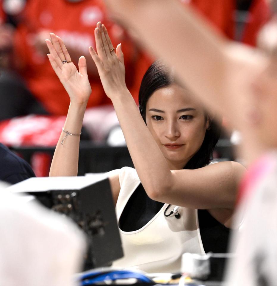 　スリーポイントシュートに喜ぶ広瀬すず（撮影・伊藤笙子）