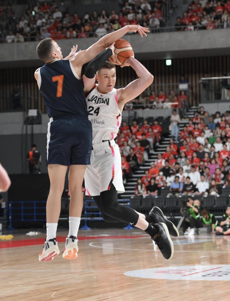 　第１Ｑ、パスを出すジョシュ・ホーキンソン（撮影・伊藤笙子）