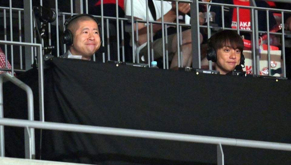 　実況席に座る澤部佑（左）と五十嵐圭（撮影・伊藤笙子）