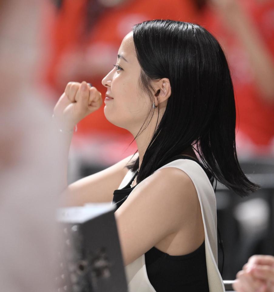 　日本の得点に喜ぶ広瀬すず（撮影・伊藤笙子）