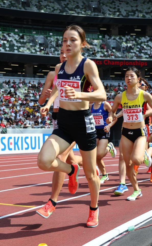 　女子１５００メートル予選で力走するドルーリー朱瑛里