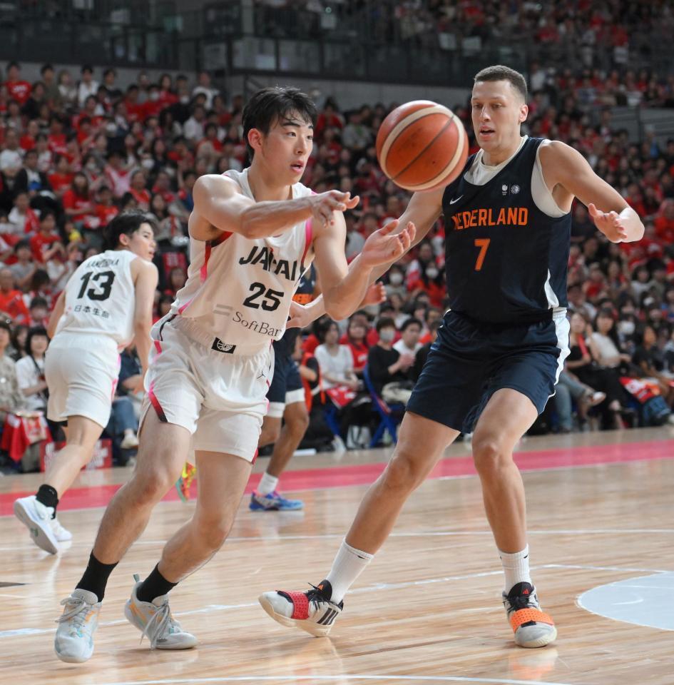 　第４Ｑ、相手のボールをカットし、パスを出す川島悠翔（撮影・伊藤笙子）