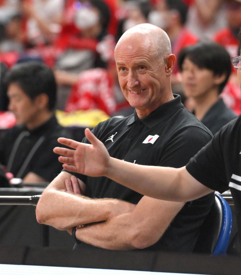 　得点につながらず、唇をかむトム・ホーバスＨＣ（撮影・伊藤笙子）