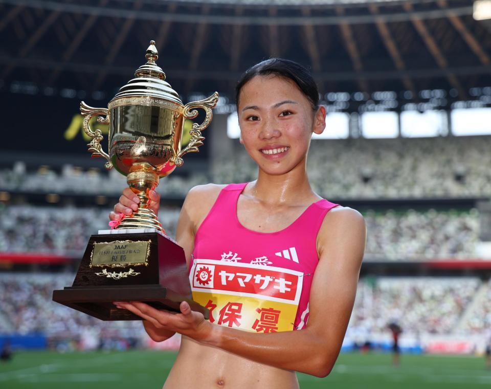 　女子８００メートルで優勝し笑顔を見せる久保凛