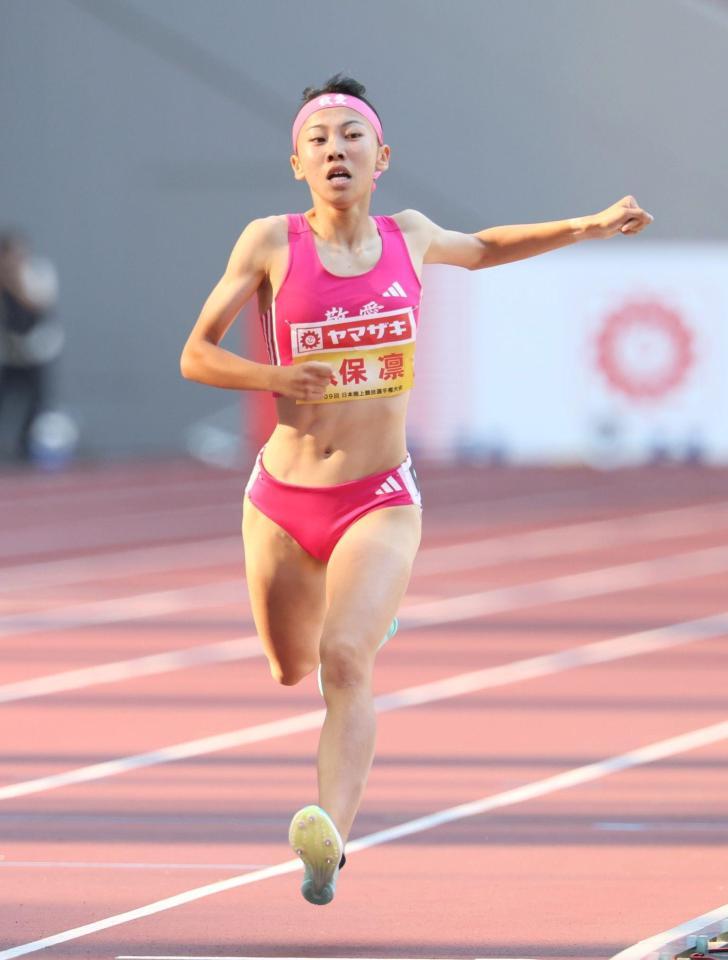 　女子８００メートル決勝を制した久保凛（撮影・石井剣太郎）