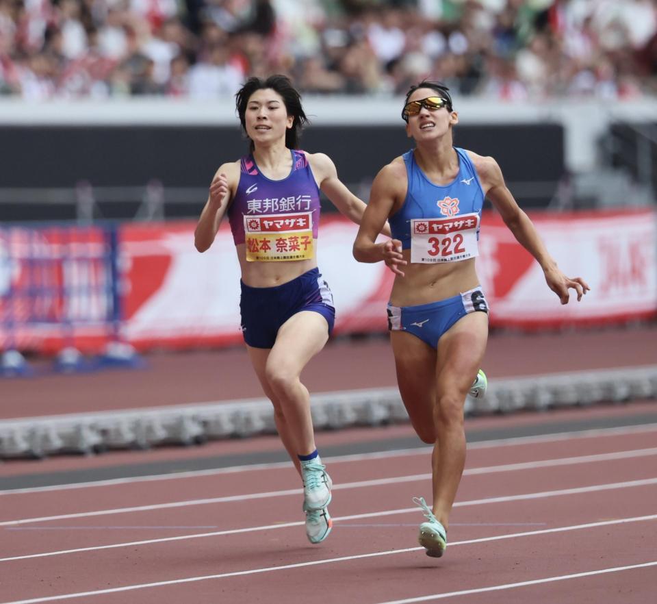 　女子４００メートル決勝で敗れたフロレス・アリエ（右）