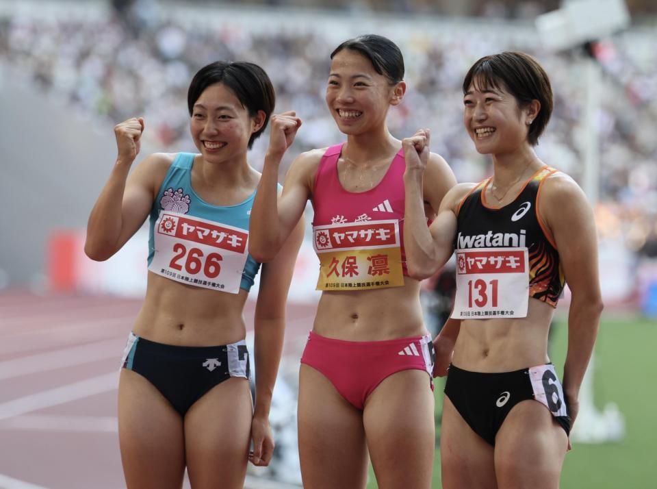 　女子８００メートル決勝を制し笑顔をみせる久保凛（中央）