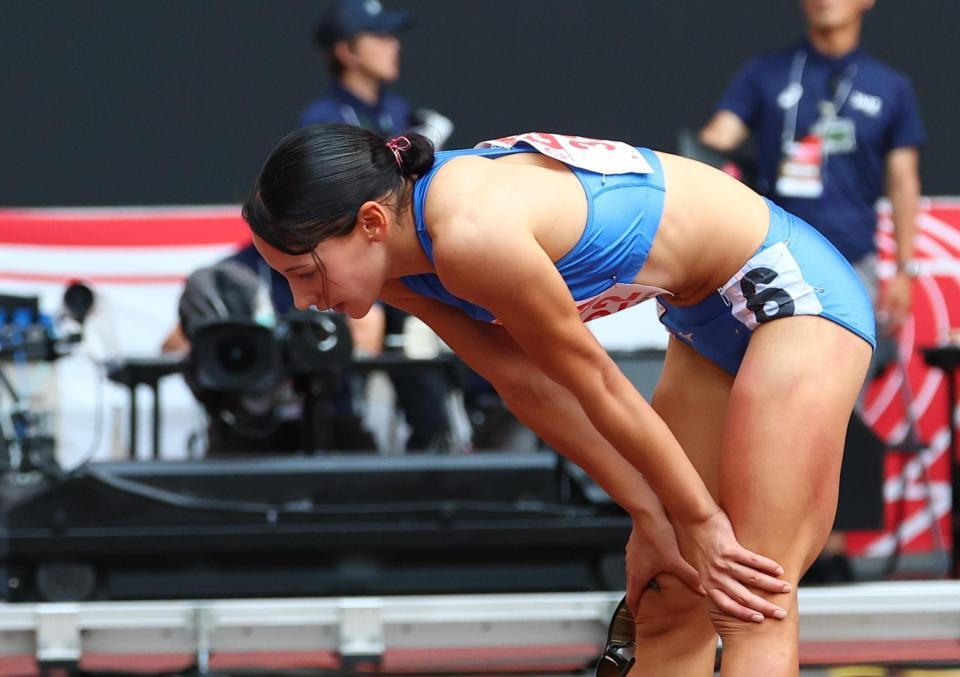 　女子４００メートルで優勝を逃し、肩を落とすフロレス・アリエ