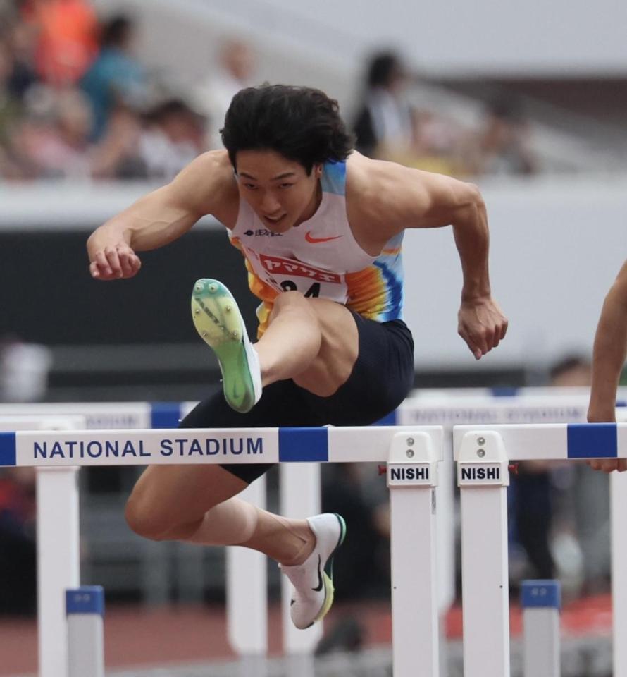 　男子１１０メートル障害決勝を制した泉谷駿介
