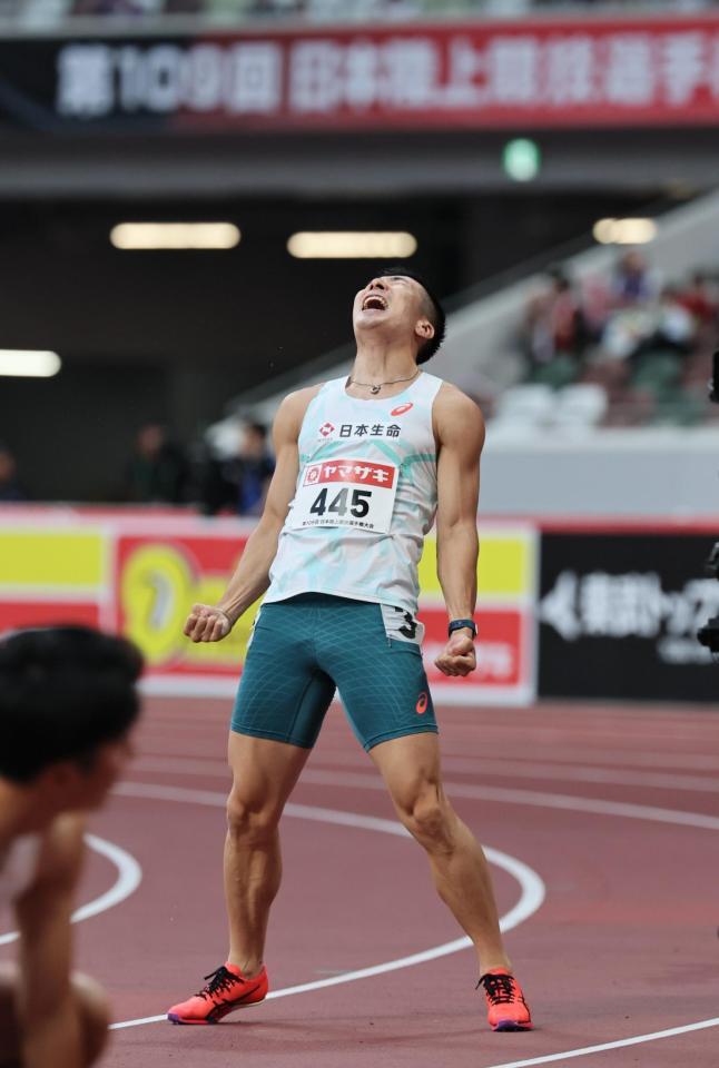 　男子１００メートルで優勝し雄たけびを上げる桐生祥秀
