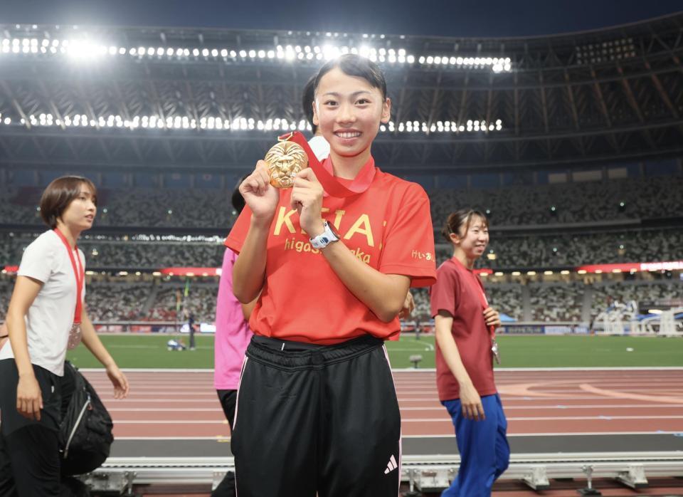 　メダルを手にする久保凛（撮影・石井剣太郎）