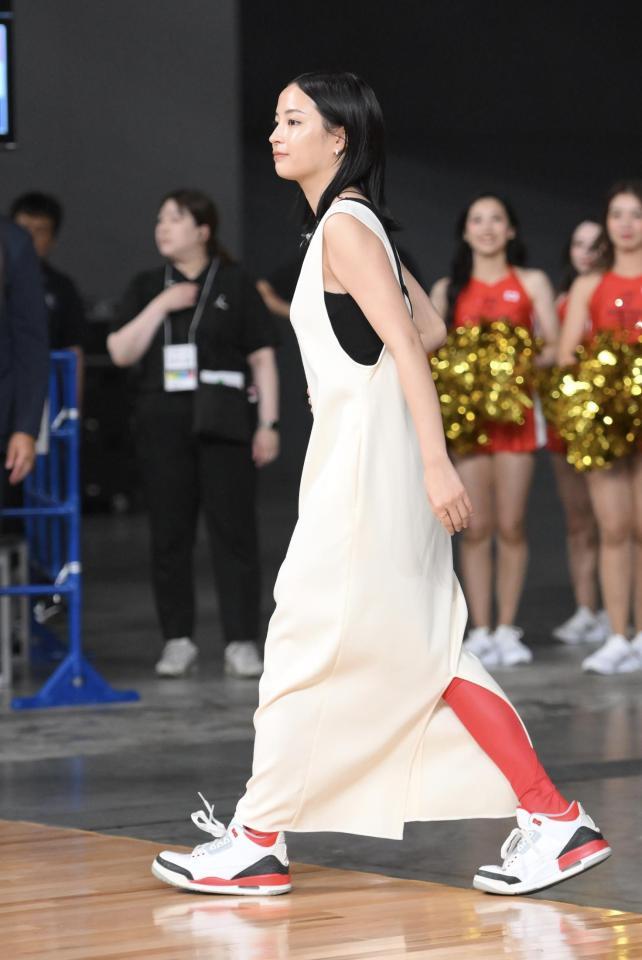 　日本対オランダ戦の会場に登場した広瀬すず（撮影・伊藤笙子）