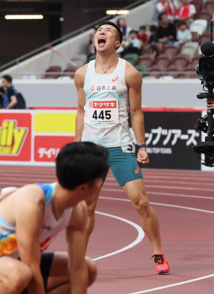 　男子１００メートル決勝を制し、雄たけびを上げる桐生祥秀（撮影・石井剣太郎）