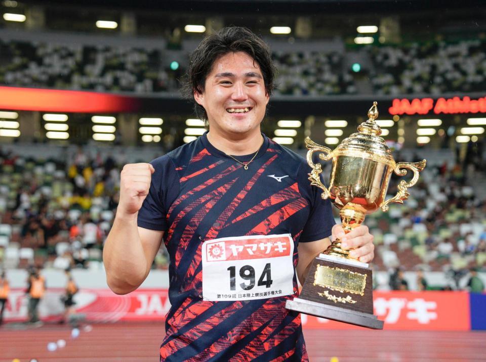 　男子やり投げで優勝した崎山雄太