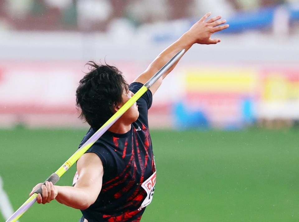 　男子やり投げで８７メートル１６をマークした崎山雄太の５投目