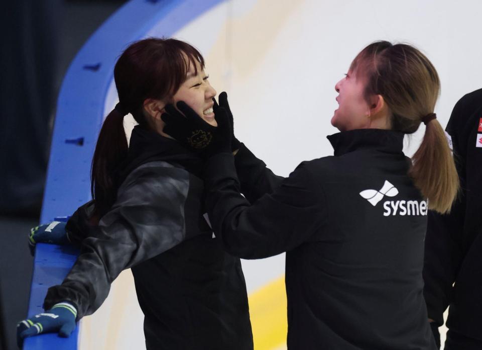 　坂本花織（右）とじゃれ合う樋口新葉（撮影・中田匡峻）