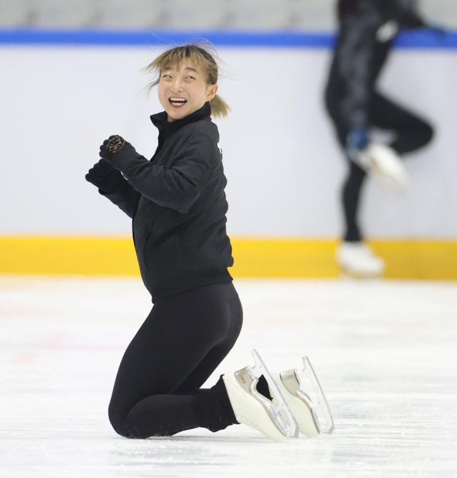 　おどけた表情を見せる坂本花織（撮影・中田匡峻）