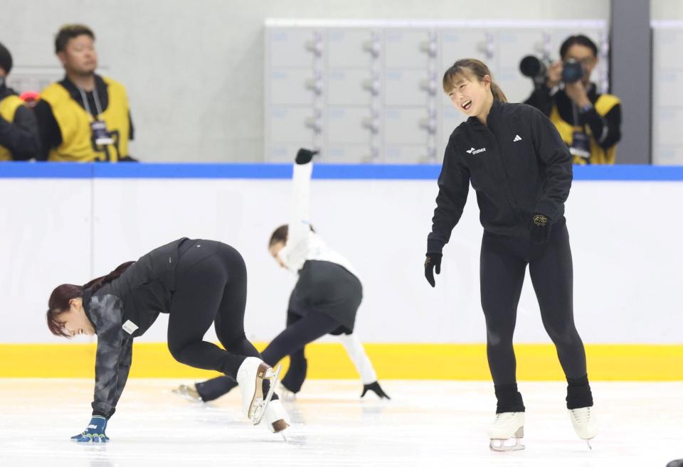 　全体練習を楽しむ坂本花織（右）と樋口新葉（撮影・中田匡峻）