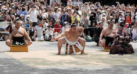　太刀持ちに高安（左）、露払いに隆の勝（右）を従え土俵入りを行う大の里