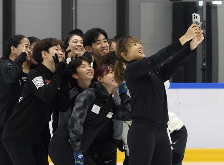 　練習を終え記念撮影する坂本花織（右端）ら＝撮影・中田匡峻