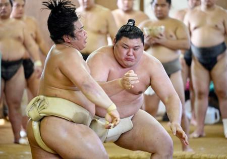 　境川部屋に出稽古した大の里（右）＝愛知県扶桑町