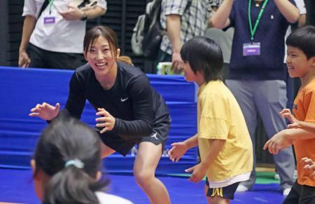 　イベントで子どもたちにレスリングを教える須崎優衣（左）＝６日、東京都世田谷区の駒沢体育館