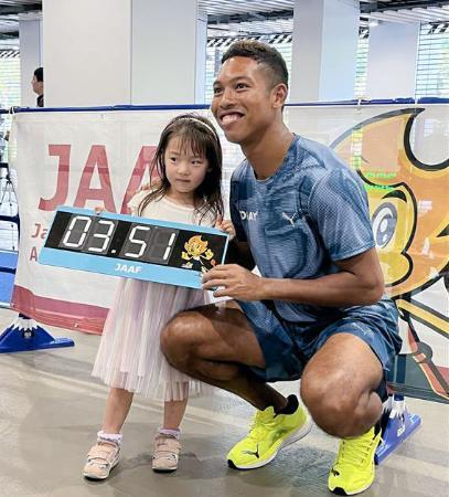 　子ども向けイベントに参加した陸上男子のサニブラウン・ハキーム（右）＝６日、東京・国立競技場
