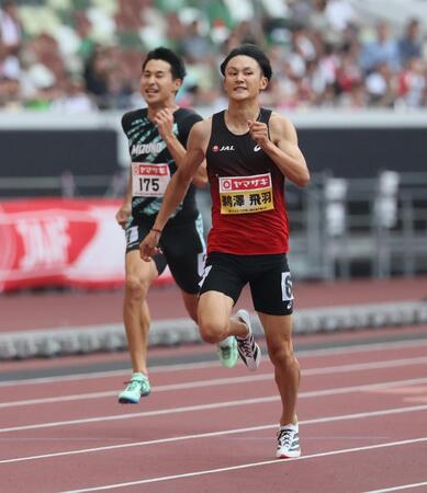 　男子２００メートル決勝を制した鵜澤飛羽（右）＝撮影・石井剣太郎