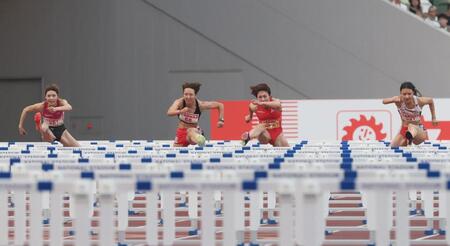 　女子１００メートル障害決勝に臨む（左から）中島ひとみ、寺田明日香、福部真子、田中佑美（撮影・石井剣太郎）