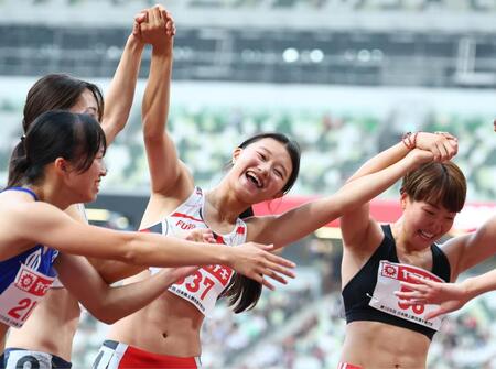 【写真】女子１００障害　大混乱の中で広がった「美しい光景」　全員で座って正式結果待ち→健闘たたえ合い手を取り合ってスタンドに挨拶